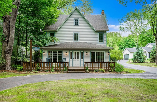 Spacious home w/outdoor firepit & seating Close to Lake Michigan & Oval Beach
