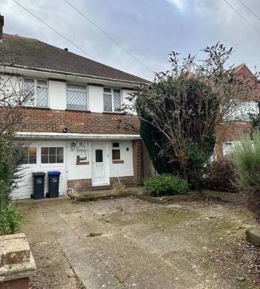 Spacious Home w/Parking & Garden