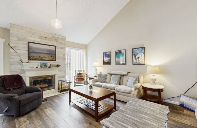 Spacious home w/shared tennis & pool - close to lake