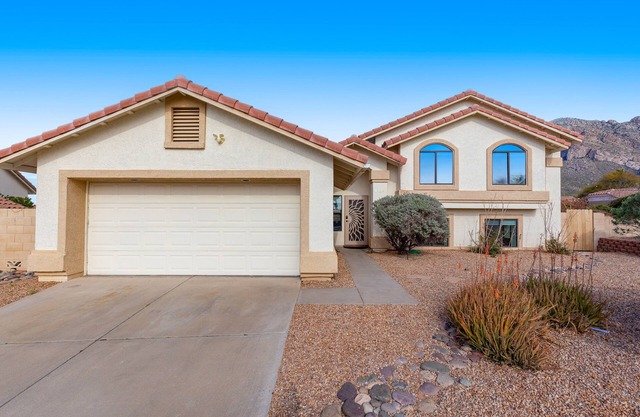 Spacious home with mountain views, grill, central air-conditioning, & free WiFi