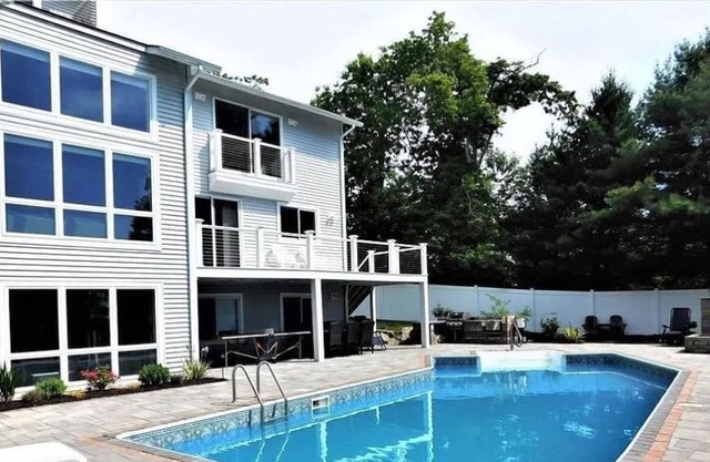 Spacious home with Pool & Hot Tub- Close to beaches