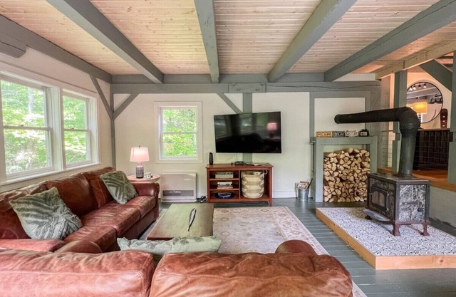 Spacious, Hot Tub, Game Room & Private Brook