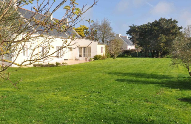 Spacious House for 9 with Garden, BBQ, and Close to Beach in Kerdavid