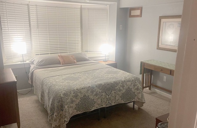 Spacious house minutes from Downtown: ten beds, hot tub and more!