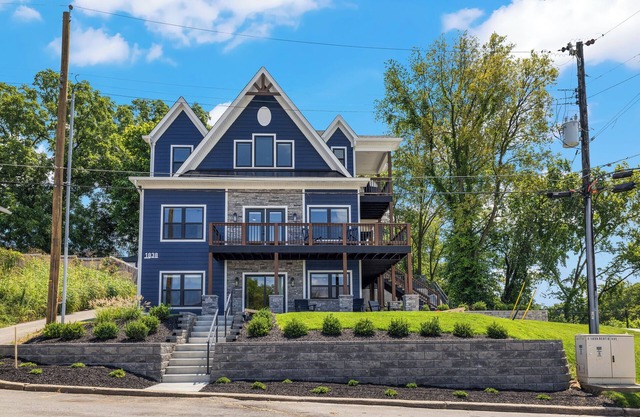 Spacious house next to Mellwood Arts Center; Amazing downtown views! HOT TUB!