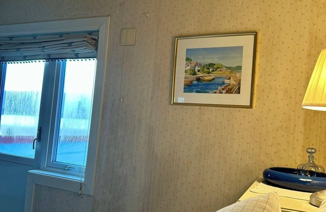 Spacious house with views of the fjord and mountains. Close to nature and city.