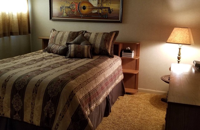 Spacious house with Wifi - only 10 minutes from Hubbard Lake.