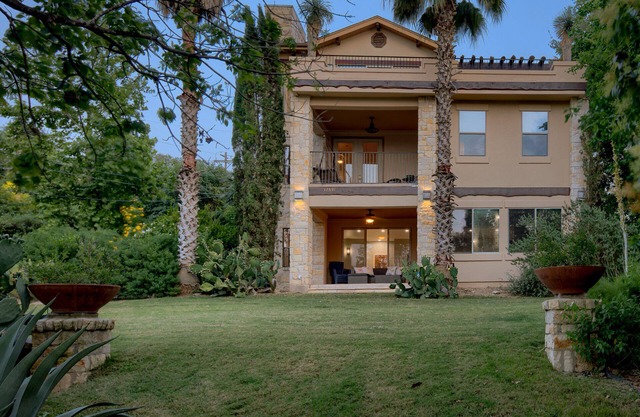 Spacious house with beautiful Lake Travis views!