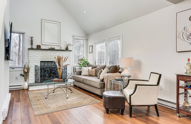 Spacious house with deck, shared tennis and basketball courts - pool