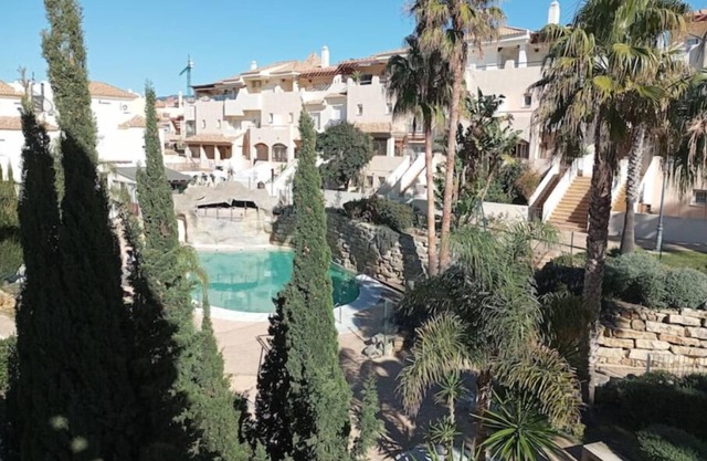 Spacious house with pool, 200m from the beach.