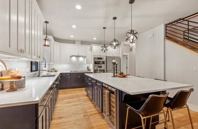 Spacious, Immaculate 4350 sq ft Home Amazing Kitchen