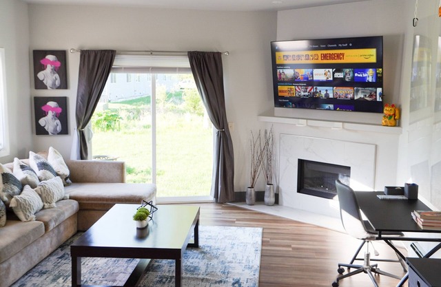 Spacious & immaculate 2 bd townhome in the heart of Anchorage.