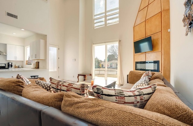 Spacious Lake Highland Townhome W/Pool!