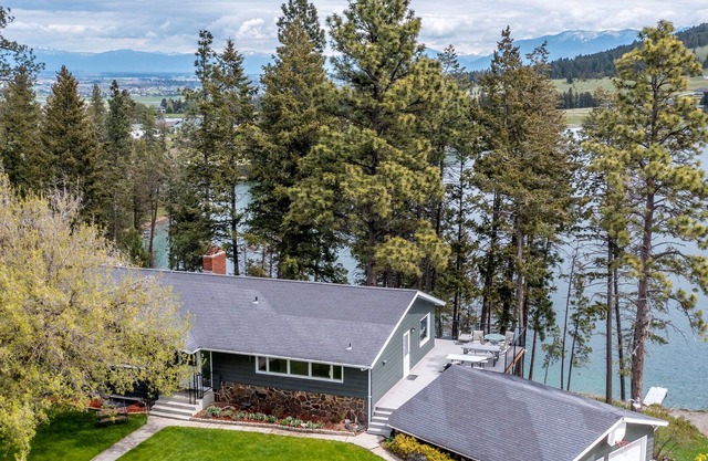 Spacious lakefront home with private hot tub, kayaks, canoes & dock