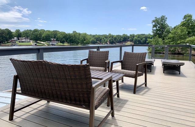 Spacious Lakefront Home, Amazing Views, Nice Dock, Sleeps 20 comfortably-Private