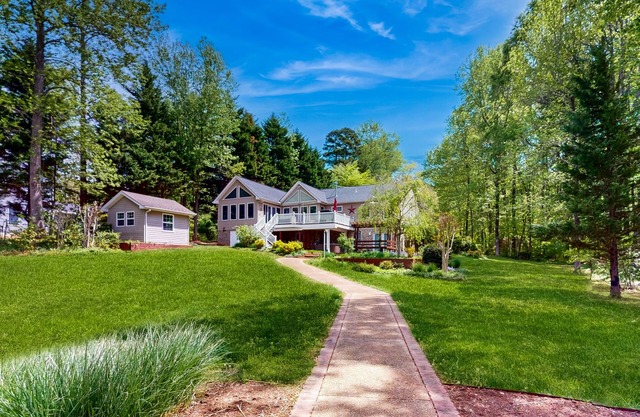 Spacious lakefront house w/private hot tub, deck, fire pit & grill