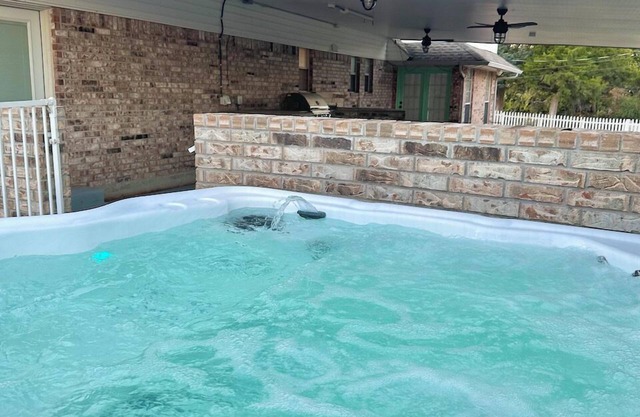 Spacious Lakefront View with Hot Tub and Pool NH