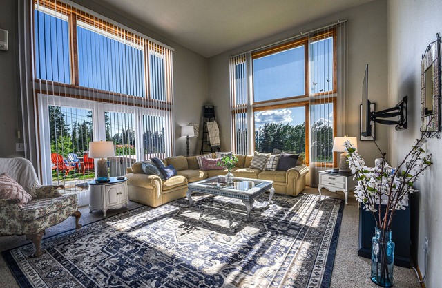 Spacious Large Friendly Home w/5 King Beds, Hot Tub, Firepit, Lake Views