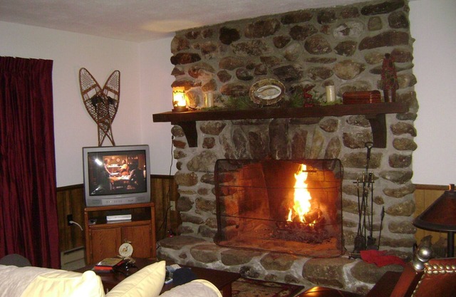 Spacious Linderhof Condo right across from Storyland! Near major ski areas !