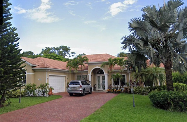 Spacious Living in Paradise 5 bedroom3 baths Vacation Home in 2,652ft² Naples