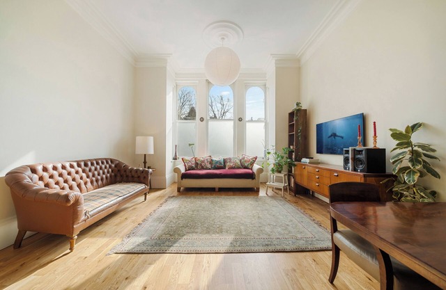 Spacious & Luxurious 2-Bedroom Edwardian Apartment