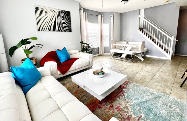 Spacious Luxury 3 Bedroom Townhouse with King Bed close to Everything