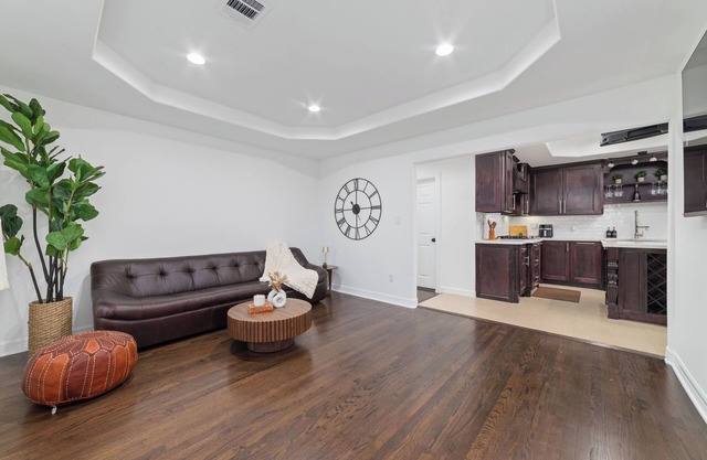 Spacious Luxury 5 bed/3 bath house with Pool and Gameroom in fantastic Houston