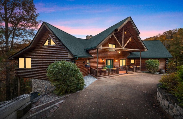 Spacious Luxury Cabin 🏚 with huge deck, Smoky Mountain National Park ⛰!