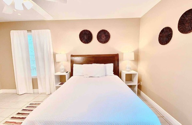 Spacious Master Bedroom - Near I-10