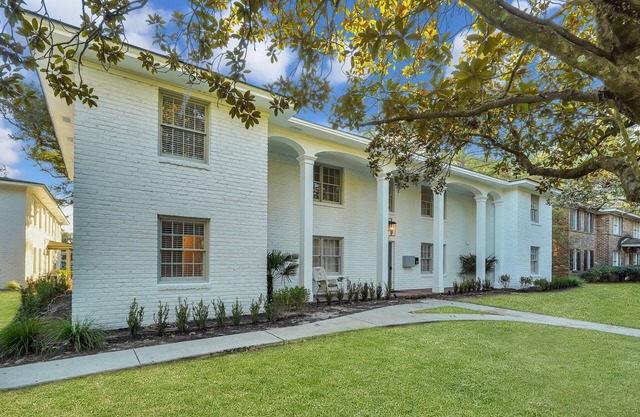 Spacious Mid-Century Art Haven (Ext'd Stay Discounts Available)