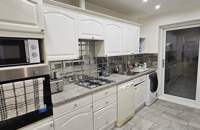 Spacious & Modern 2-bed House in Dagenham