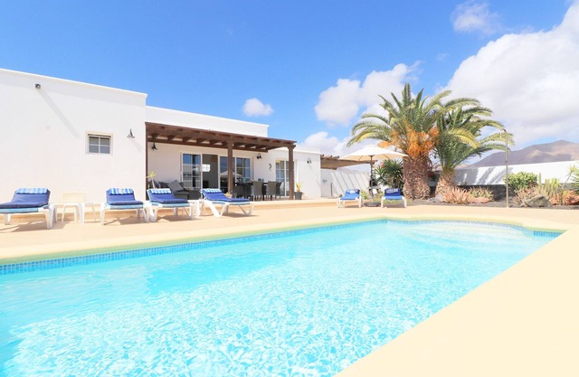 Spacious & Modern 3 Bed Villa Private heated Pool, Mountain views & beach nearby