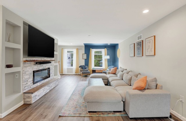 Spacious modern 4-bedroom townhome in Wilmington, up to 10 people