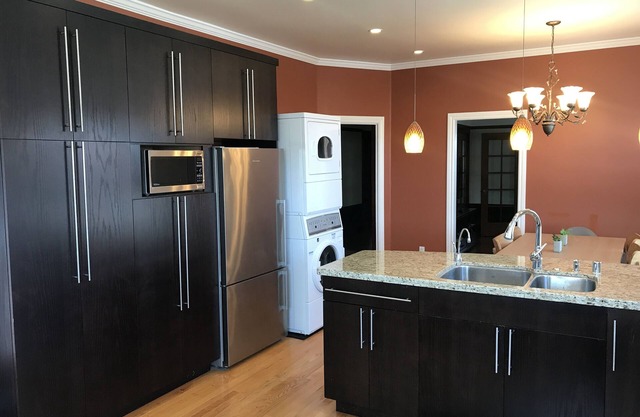 Spacious, Modern Edwardian Flat Close to freeway access & BART
