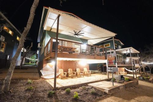 Spacious Modern Lux Cabin Hot Tub FirePit Games