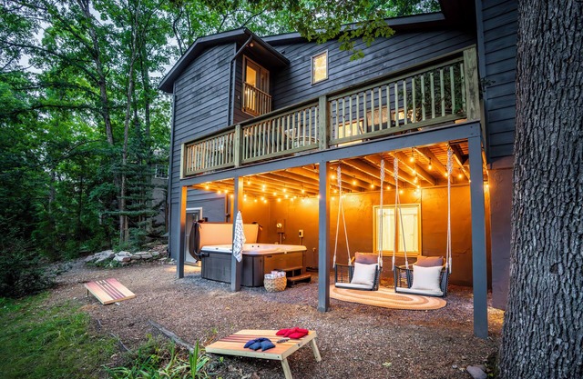 Spacious & Modern Treehouse Retreat - 5 Bd-Game Room-Hot Tub-Fire Pit-Pool Pass