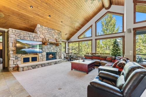Spacious Mountain Chalet - Hot Tub & Secluded!