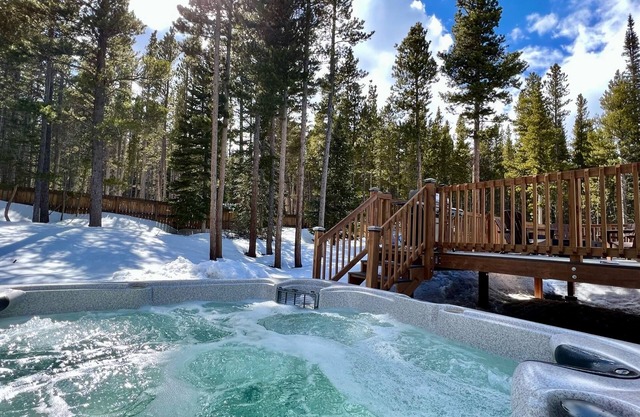 Spacious Mtn Cabin- with HOT TUB, Game room, Skiing, rafting, views and more!