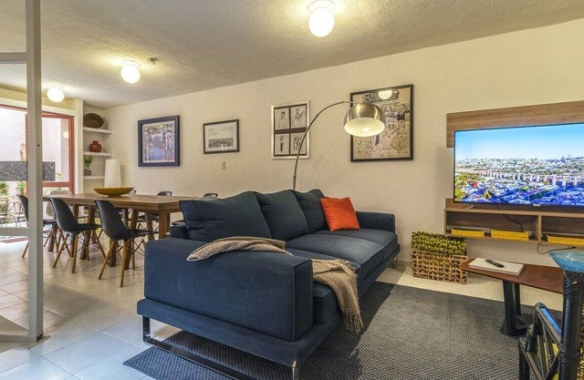 Spacious apartment, centrally located. 4bd 3ba 150mbps