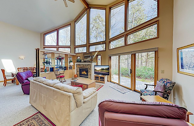 Spacious Narnia on Earth by Lake Lure Beach w/Gym, Pools & Tennis