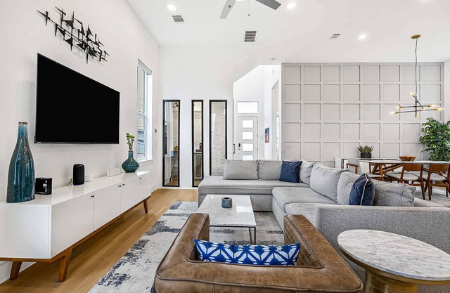 Spacious, Near Downtown & Mueller - Urban Elegance