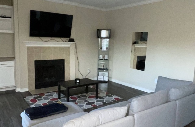 Spacious One Bedroom w Workspace and Patios