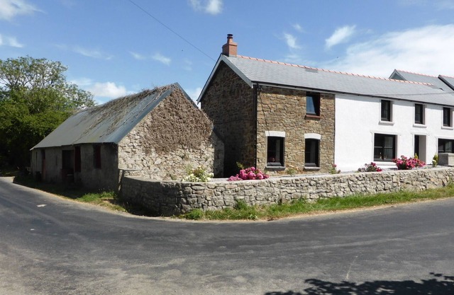 Spacious Pembrokeshire Targate Farm- 4 bedrooms, 2 living rooms, sleeps 10