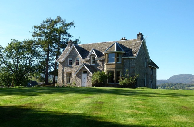 Spacious pet friendly 5-bedroom farmhouse set in the beautiful Cairngorm Mountains