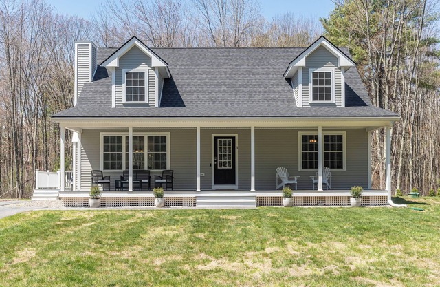 Spacious Pet Friendly-Close to Beach and Town!