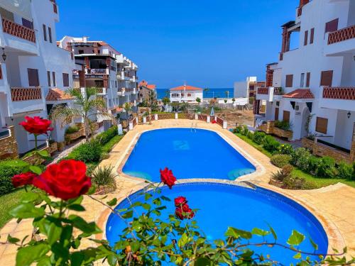 Spacious, Pool & Acces direct to sea