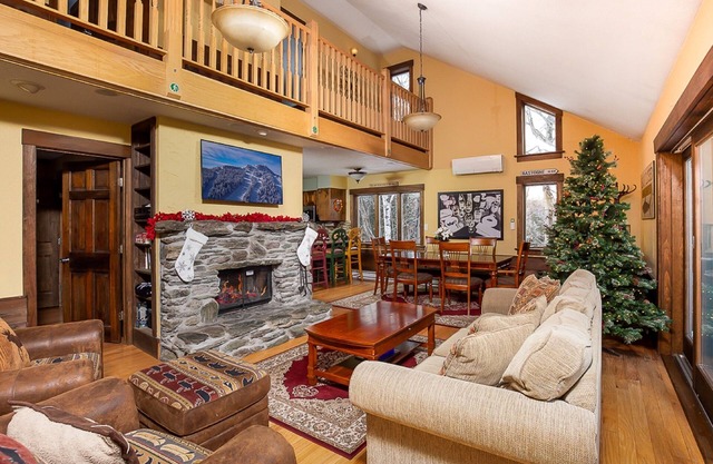Spacious Private 4 Bedroom - 3 Bath house 5 min to skiing, biking, hiking, golf.