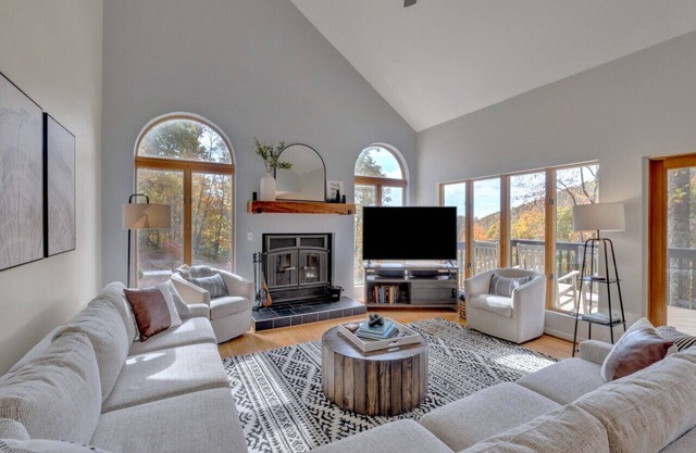 Spacious, private, four-season home built on mountainside with great proximity to Wintergreen, breweries, cideries, and hiking