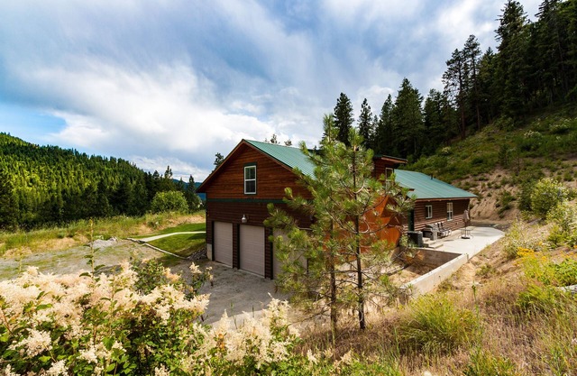 Spacious Private Lodge with Mountain Views