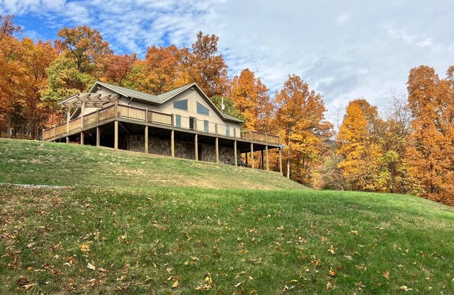 Spacious Private Retreat with Great Views of Page Valley & Blue Ridge Mountains